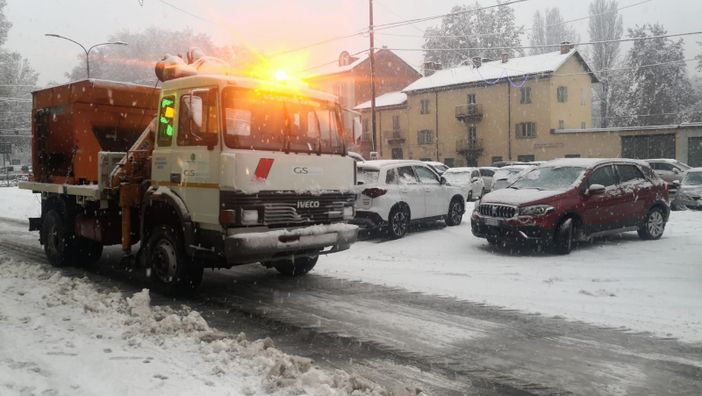 Mezzo spargisale con neve sulle strade