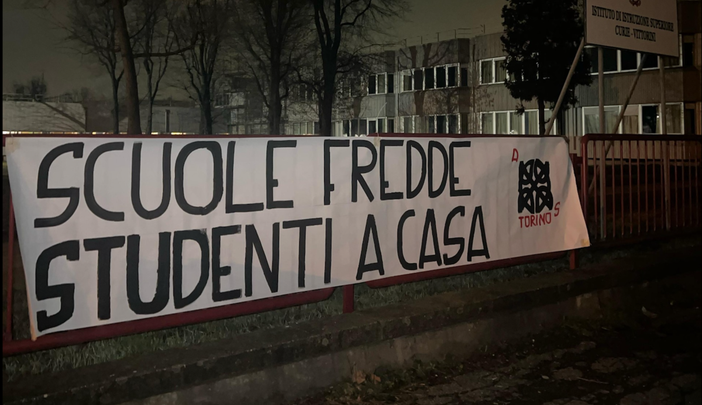 "Scuole fredde, studenti a casa", lo striscione di Azione studentesca davanti al Curie-Vittorini di Grugliasco