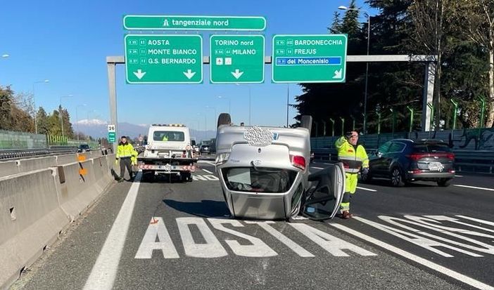 Scontro in tangenziale, un'auto si ribalta sulla carreggiata a testa in giù: due feriti, disagi al traffico Scontro in tangenziale, un'auto si ribalta sulla carreggiata a testa in giù: due feriti, disagi al traffico