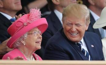 Trump, la stima per Elisabetta: l'ultimo ritratto della regina nel salone di Mar a Lago Trump, la stima per Elisabetta: l'ultimo ritratto della regina nel salone di Mar a Lago