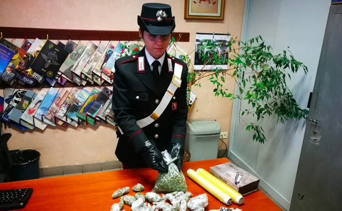 Carabinieri citofonano al pusher, lui lancia la droga dal balcone: arrestato a Caselette