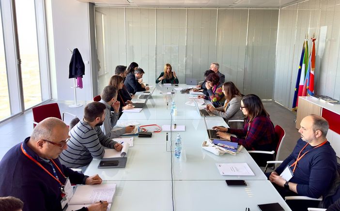 tavolo con persone sedute attorno tavolo con persone sedute attorno