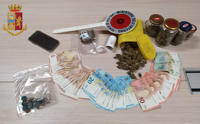 Collegno, arrestato per spaccio: in casa nascondeva hashish e marijuana Collegno, arrestato per spaccio: in casa nascondeva hashish e marijuana