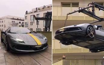 Non c'è parcheggio? La Ferrari può stare in balcone