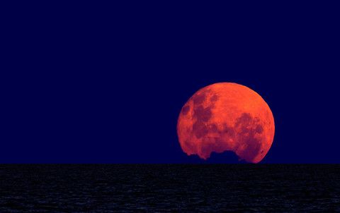 Arriva la “Luna di Sangue” e sarà l’eclissi totale più lunga del secolo Arriva la “Luna di Sangue” e sarà l’eclissi totale più lunga del secolo