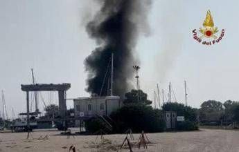 Incendio in un rimessaggio di barche a Ostia, alta colonna di fumo sul litorale romano Incendio in un rimessaggio di barche a Ostia, alta colonna di fumo sul litorale romano