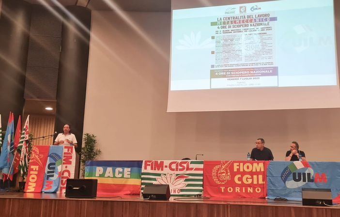 Sindacalisti che parlano a un convegno Sindacalisti che parlano a un convegno