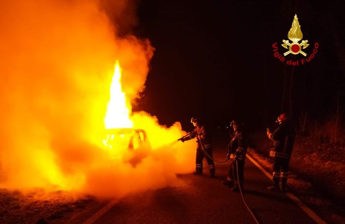 Paura tra Almese e Caselette, un'auto prende fuoco mentre era in viaggio [FOTO]