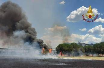 Incendio a Roma, fiamme partite da baracca raggiungono barriere anti rumore sul Gra: salvata una donna Incendio a Roma, fiamme partite da baracca raggiungono barriere anti rumore sul Gra: salvata una donna