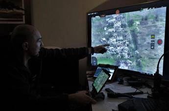 Ucraina-Russia, raid incrociati nella notte: nuovi attacchi su Kremenchuk e droni su Mosca Ucraina-Russia, raid incrociati nella notte: nuovi attacchi su Kremenchuk e droni su Mosca