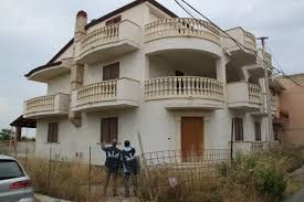 casa confiscata con agenti della Dia casa confiscata con agenti della Dia