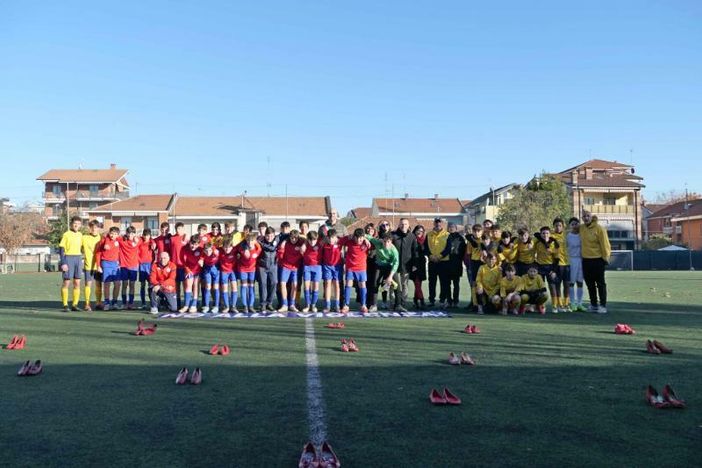 Violenza di genere, a Collegno per la prima volta in Italia una mostra di Amnesty su un campo da calcio