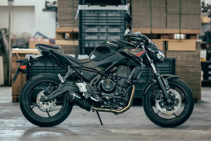 Cambiare lo scarico Kawasaki Z650: guida pratica per migliorare il sound