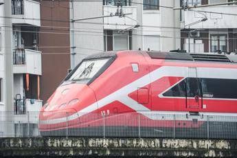 Stop ai treni sulla linea Alta velocità Roma-Firenze, cosa cambia da fino a lunedì 13 aprile Stop ai treni sulla linea Alta velocità Roma-Firenze, cosa cambia da fino a lunedì 13 aprile