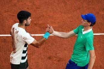 Cinque ore senza pause, Bertolucci elogia Sinner e Alcaraz. E 'attacca' Djokovic Cinque ore senza pause, Bertolucci elogia Sinner e Alcaraz. E 'attacca' Djokovic