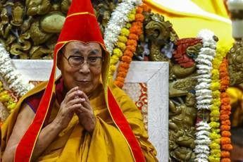 Dalai Lama compie 90 anni, dagli Usa all'India gli auguri al leader spirituale tibetano