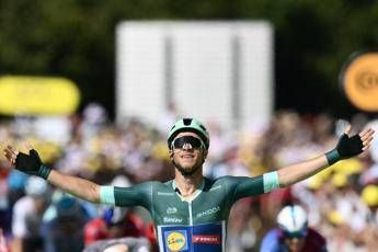 Tour de France, italiano Milan vince ottava tappa in volata. Pogacar resta in maglia gialla Tour de France, italiano Milan vince ottava tappa in volata. Pogacar resta in maglia gialla