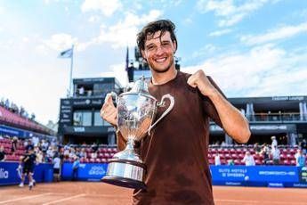 Darderi, trionfo a Bastad: De Jong battuto in finale Darderi, trionfo a Bastad: De Jong battuto in finale