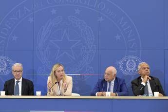 Caso Almasri, gli atti del Tribunale dei ministri: "Nordio, Mantovano e Piantedosi lo hanno scientemente aiutato" Caso Almasri, gli atti del Tribunale dei ministri: "Nordio, Mantovano e Piantedosi lo hanno scientemente aiutato"