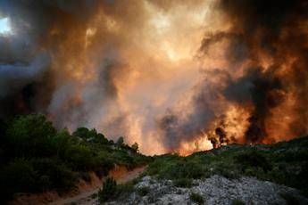 Francia, incendi nel sud: un morto e migliaia di sfollati. "Disastro senza precedenti" Francia, incendi nel sud: un morto e migliaia di sfollati. "Disastro senza precedenti"