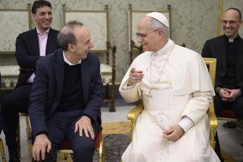 Benigni al Tg1, gaffe in diretta: "Ringrazio Papa Francesco..." - Il video
