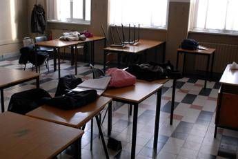 Pisa, 12enne ferita con le forbici da coetanea nei bagni della scuola Pisa, 12enne ferita con le forbici da coetanea nei bagni della scuola