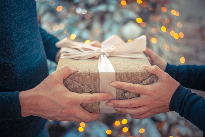 Natale 2021: 3 idee regalo solidali perfette per le maestre