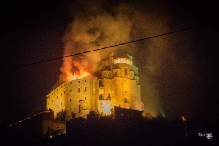 Incendio alla Sacra di San Michele: esclusa l'ipotesi dolosa Incendio alla Sacra di San Michele: esclusa l'ipotesi dolosa
