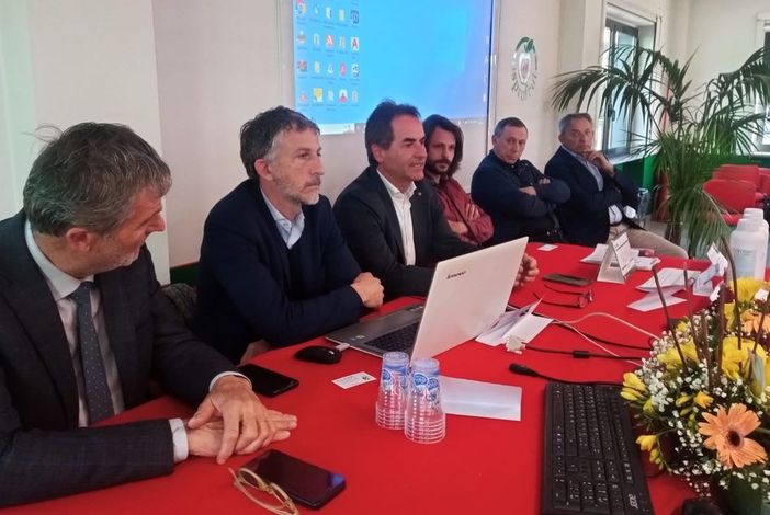 convegno con persone al tavolo relatori convegno con persone al tavolo relatori