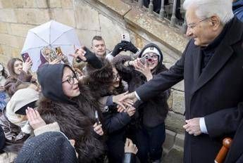 Mattarella a Praga, i ragazzi entusiasti lo salutano con l'Inno di Mameli Mattarella a Praga, i ragazzi entusiasti lo salutano con l'Inno di Mameli