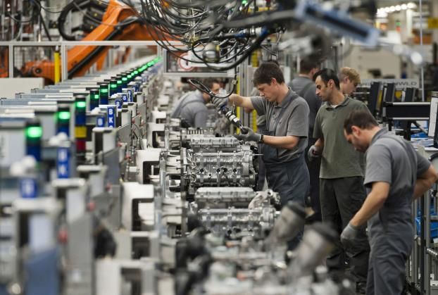 Linea di produzione di manifattura con operai in piedi Linea di produzione di manifattura con operai in piedi