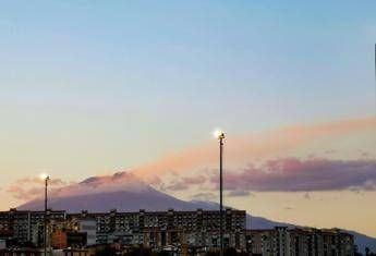 Etna, colata lavica a 3mila metri: si apre nuova bocca effusiva sul vulcano Etna, colata lavica a 3mila metri: si apre nuova bocca effusiva sul vulcano