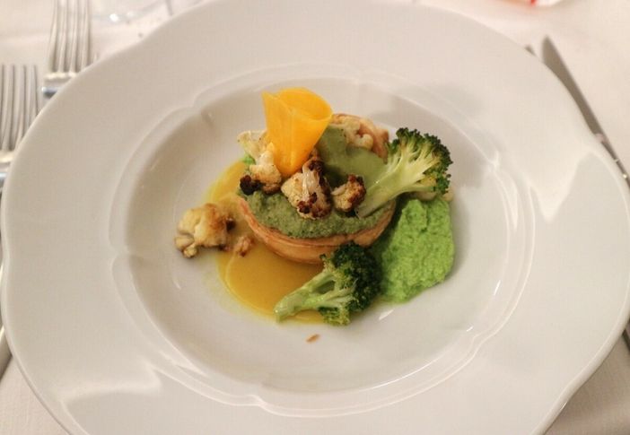 Claudio Porchia e lo chef ortocentrico Claudio Di Dio hanno celebrato Libereso con un menù vegetale e fiorito al Casinò di Sanremo