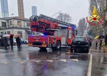 Milano, incendio all'ospedale Sacco: evacuati pazienti di un padiglione Milano, incendio all'ospedale Sacco: evacuati pazienti di un padiglione