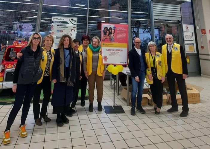 A Collegno i Lions raccolgono 500 prodotti e 1600 euro per aiutare le donne in difficoltà