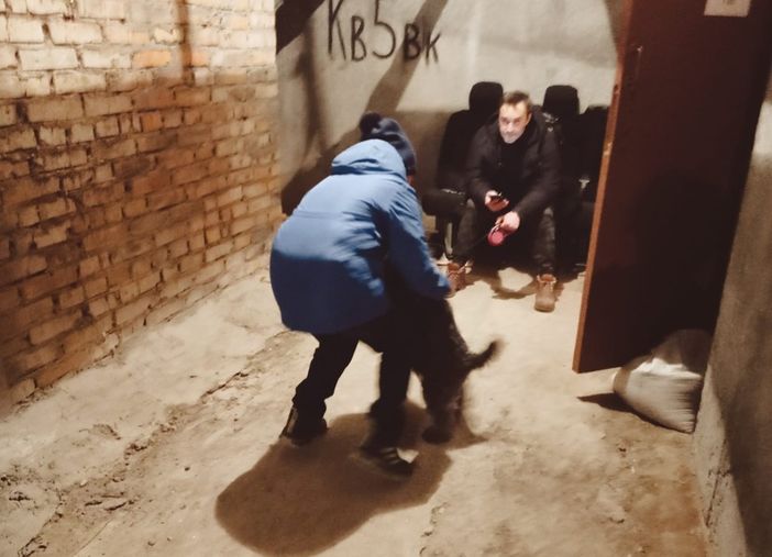 scantinato con persone sedute scantinato con persone sedute