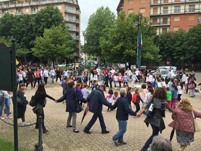Alpignano, flash mob di maestre diplomate a rischio licenziamento