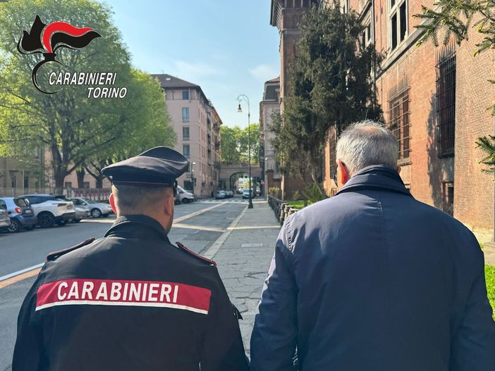 Tentano di truffare un anziano con la “truffa dello specchietto”, fermati due ventenni a Rivoli Tentano di truffare un anziano con la “truffa dello specchietto”, fermati due ventenni a Rivoli