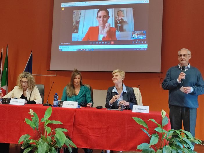 La Costituzione è donna: scuola di buona cittadinanza al Des Ambrois di Oulx La Costituzione è donna: scuola di buona cittadinanza al Des Ambrois di Oulx