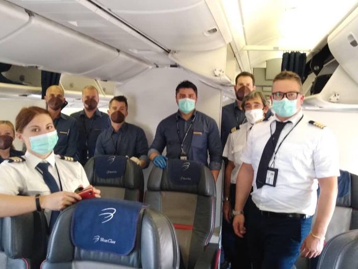 Coronavirus, atterrato a Torino aereo con 38 medici e infermieri cubani in aiuto degli ospedali piemontesi (FOTO) Coronavirus, atterrato a Torino aereo con 38 medici e infermieri cubani in aiuto degli ospedali piemontesi (FOTO)