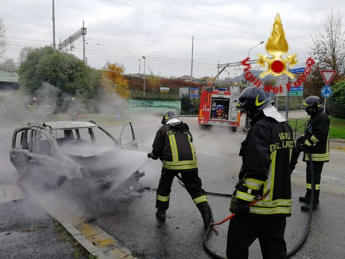 Auto in fiamme ad Avigliana, intervengono i vigli del fuoco di Rivoli