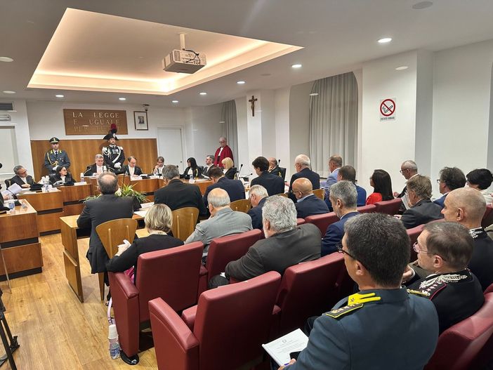 Riunione di persone sedute in platea Riunione di persone sedute in platea