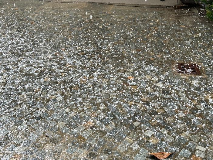 Forte temporale con grandinata nel Torinese: allagamenti e disagi, traffico in tilt Forte temporale con grandinata nel Torinese: allagamenti e disagi, traffico in tilt