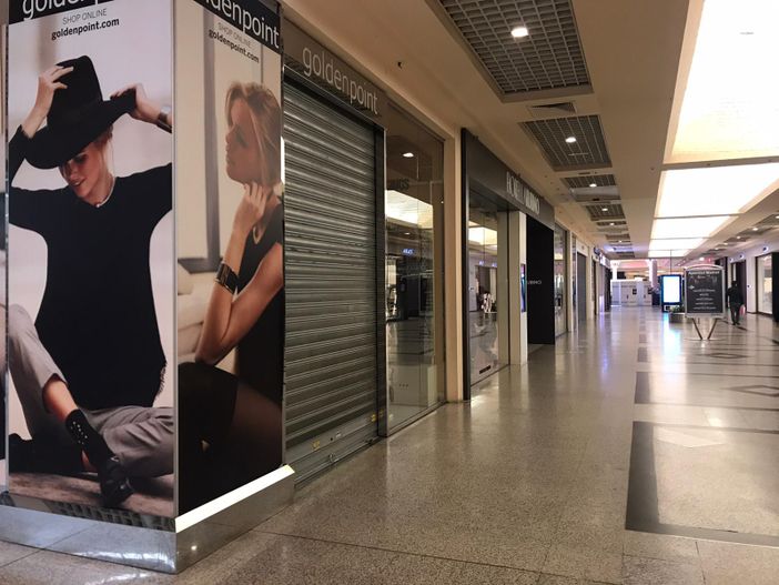 Parcheggi deserti e negozi chiusi: il silenzio spettrale avvolge i centri commerciali [VIDEO]