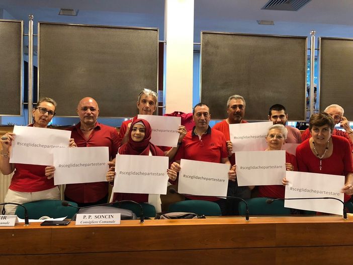 Grugliasco, magliette rosse in sala consiliare per non dimenticare la tragedia quotidiana dei migranti Grugliasco, magliette rosse in sala consiliare per non dimenticare la tragedia quotidiana dei migranti