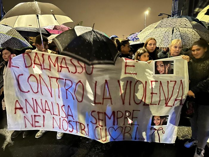 Fiaccole per Annalisa, Rivoli ricorda la donna uccisa dal compagno violento: "Sempre nei nostri cuori" [VIDEO]