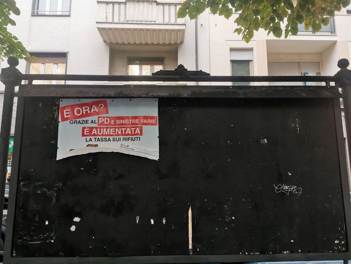 Vandali in azione a Rivoli: strappati i manifesti della bacheca informativa di Fratelli d’Italia Vandali in azione a Rivoli: strappati i manifesti della bacheca informativa di Fratelli d’Italia