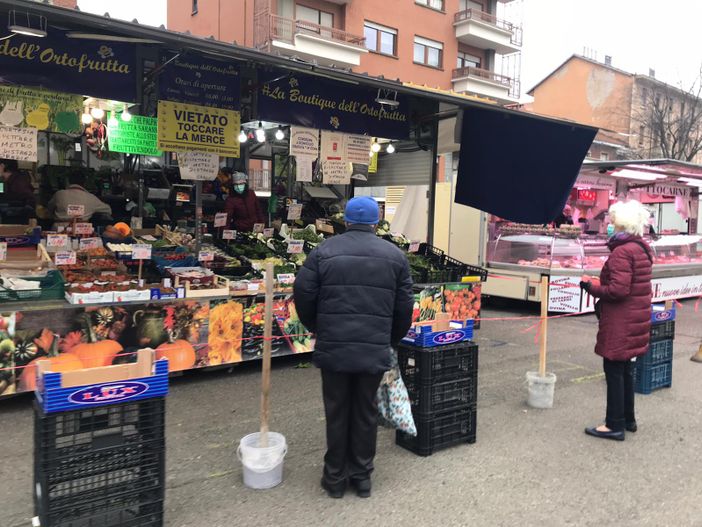 Rivoli, da domani nei mercati rionali tornano i banchi non alimentari Rivoli, da domani nei mercati rionali tornano i banchi non alimentari