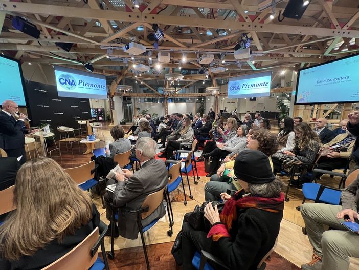 Sala gremita per un evento Sala gremita per un evento