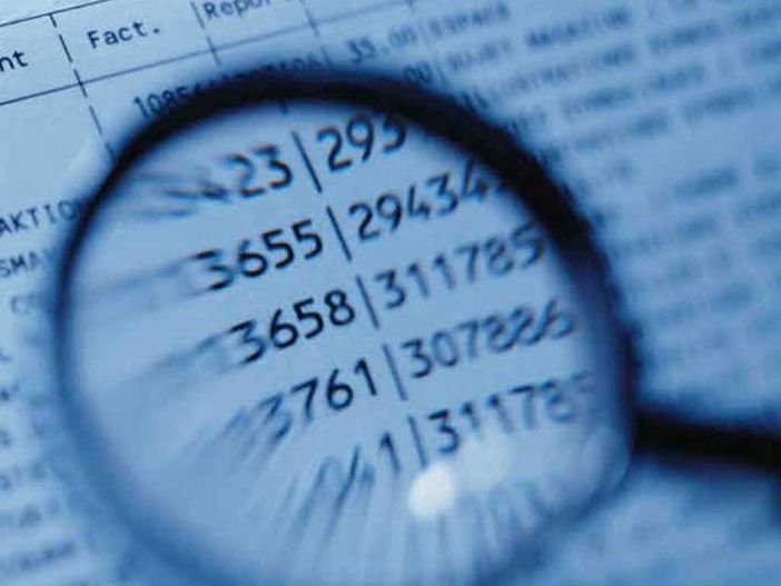 lente di ingrandimento che evidenzia dei numeri lente di ingrandimento che evidenzia dei numeri